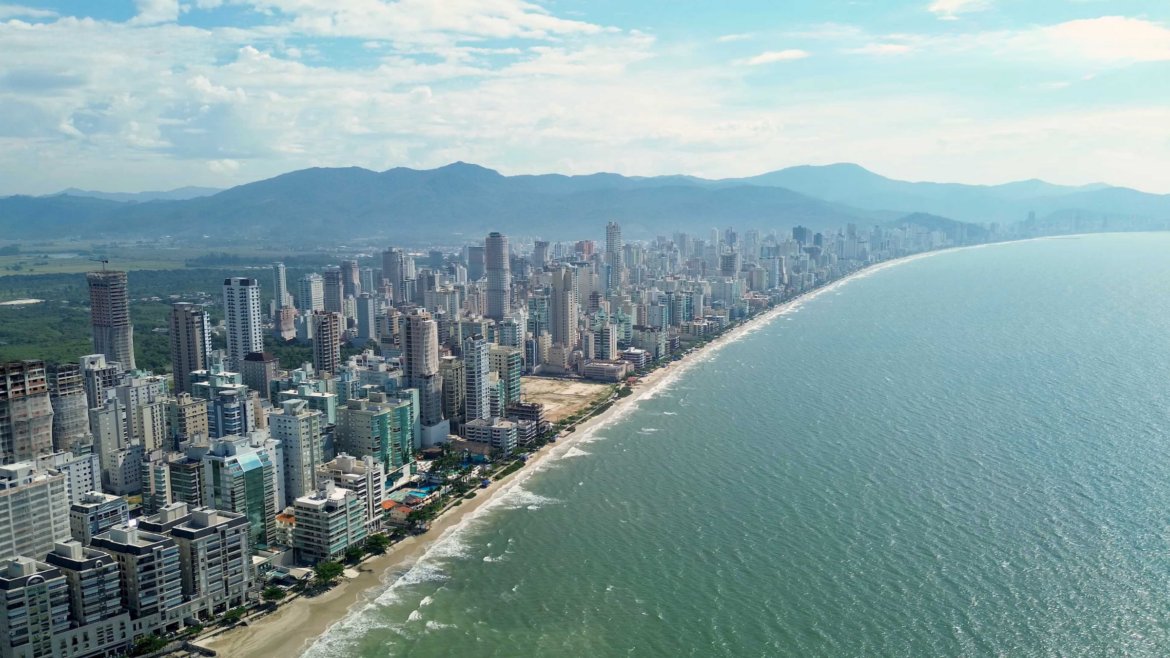 MOTIVOS PARA INVESTIR EM UM IMÓVEL FRENTE MAR NO LITORAL NORTE DE SANTA CATARINA: SAIBA MAIS!